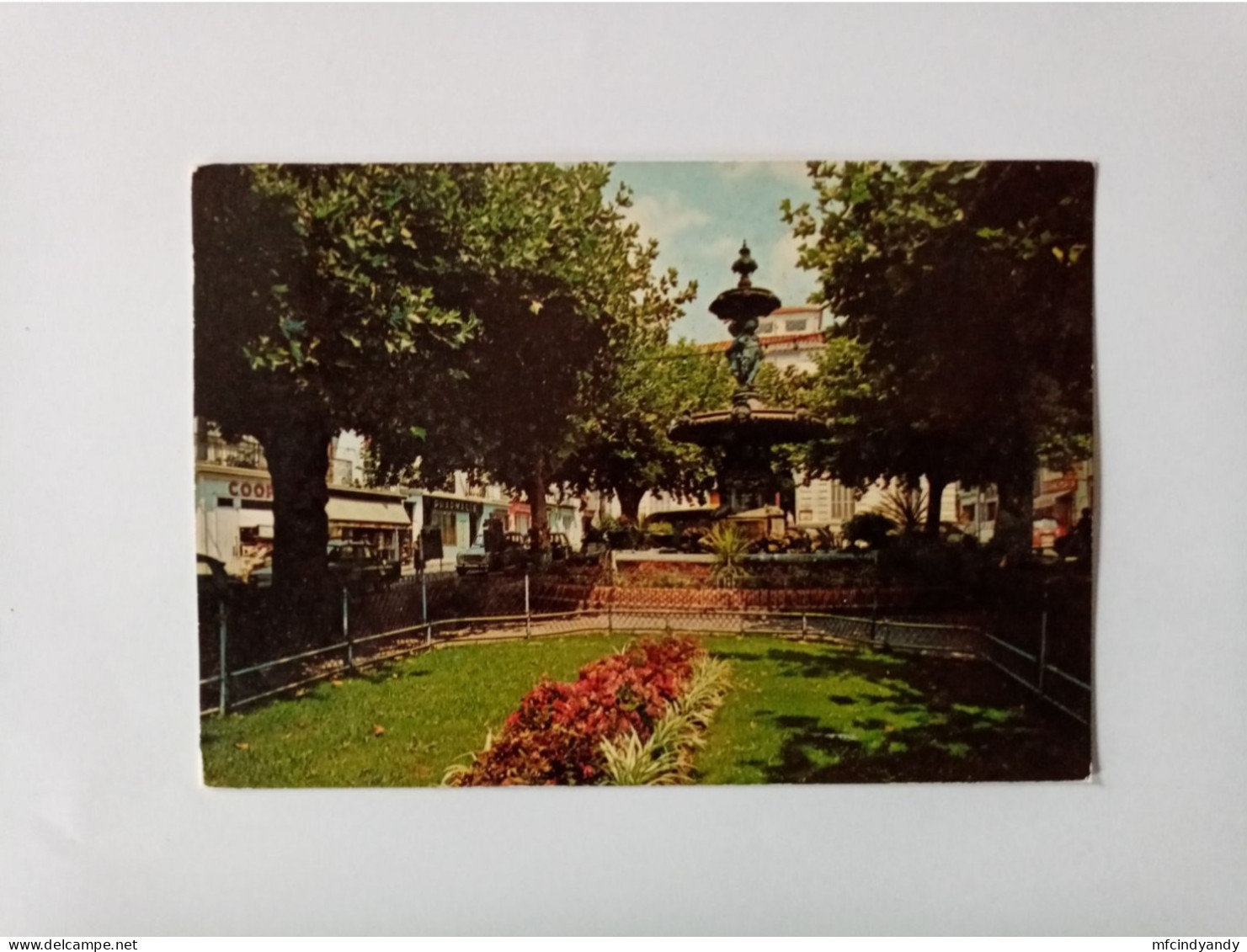 Carte Postale - Mèze - Place De L'Hôtel De Ville Et Son Jet D'eau    (2ig) - Mèze
