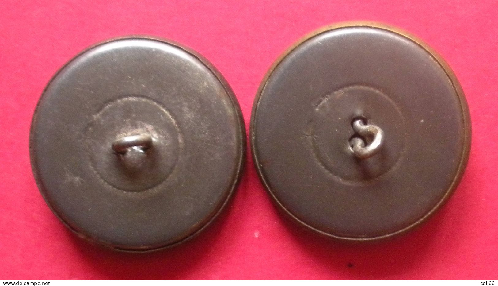 2 Boutons Cavalière Montant En Amazone  Vènerie? De Livrée ? Métal  Façon Vieux Bronze Diam 3.2 Cm Dos Scanné Buttons - Boutons