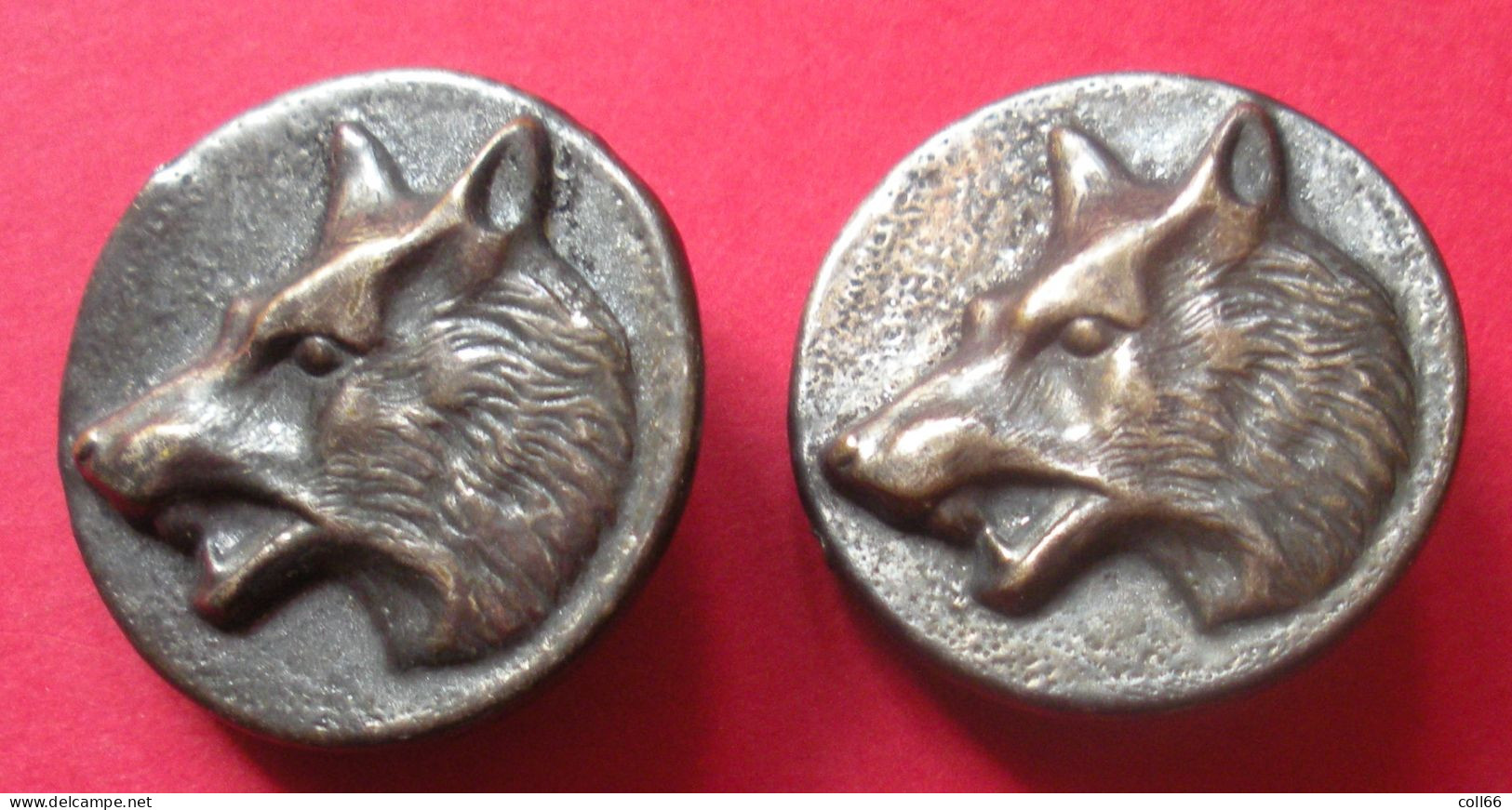 2 Boutons Loup Wolf0 Vènerie? De Livrée ? Métal  Façon Vieux Bronze Diam 2.6 Cm Dos Scanné Buttons - Boutons