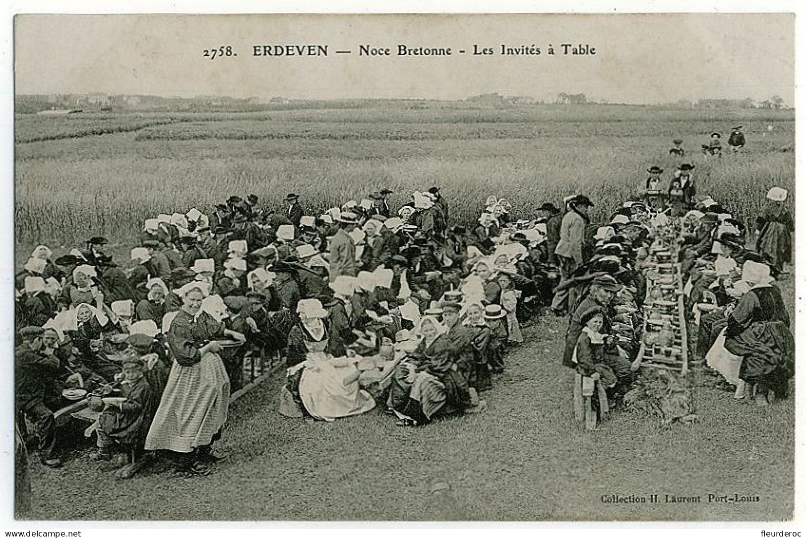 56 - DT50987CPA - ERDEVEN - Noce Bretonne - Les Invités à Table - Très Bon état - MORBIHAN - Erdeven