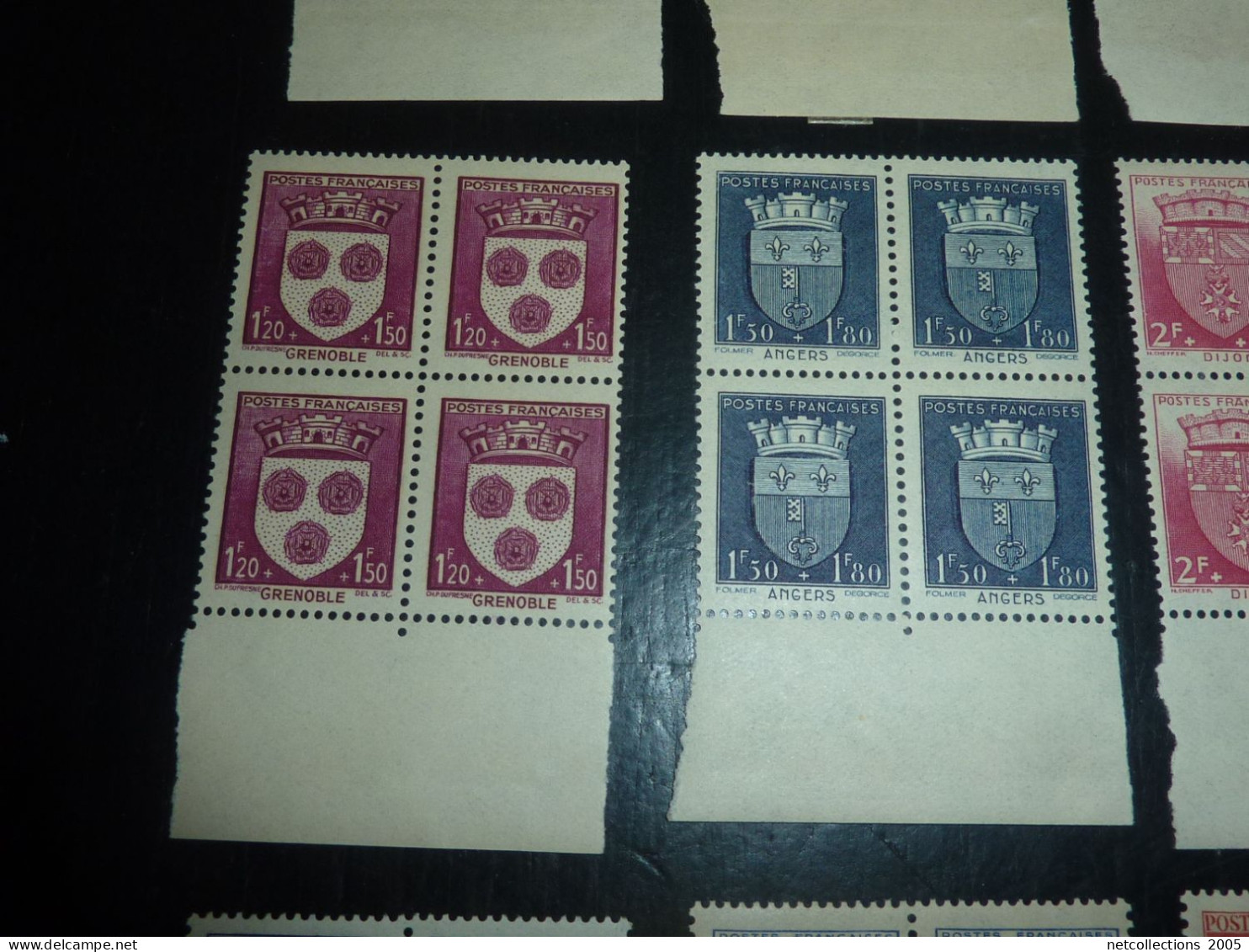 TIMBRE DE FRANCE BLOC DE 4 1942 N°553/564 BORD DE FEUILLE - NEUF SANS CHARNIERE SUR TIMBRE (20/09) - 1941-66 Wappen