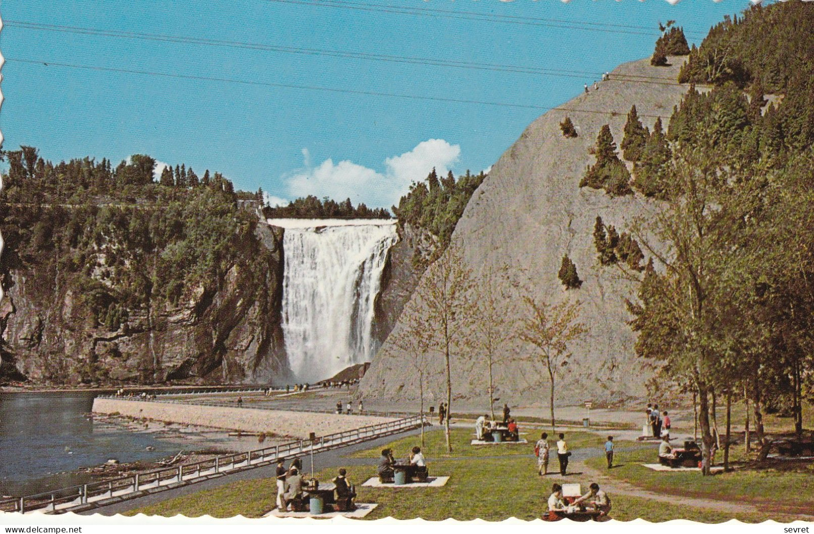 Pique-nique Au Pied De La Chute Montmorency  . CPSM 9X14 - Cataratas De Montmorency