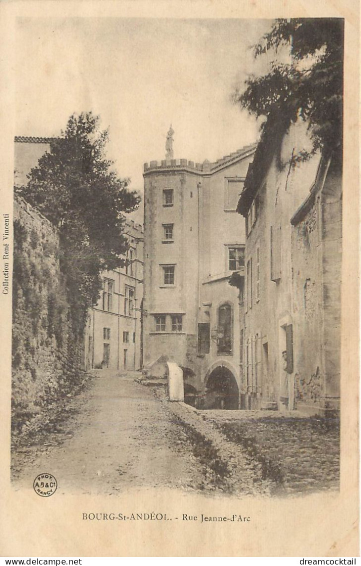 WW 2 Cpa 07 BOURG-SAINT-ANDEOL. Rue Jeanne D'Arc Et Place De La Madeleine - Bourg-Saint-Andéol