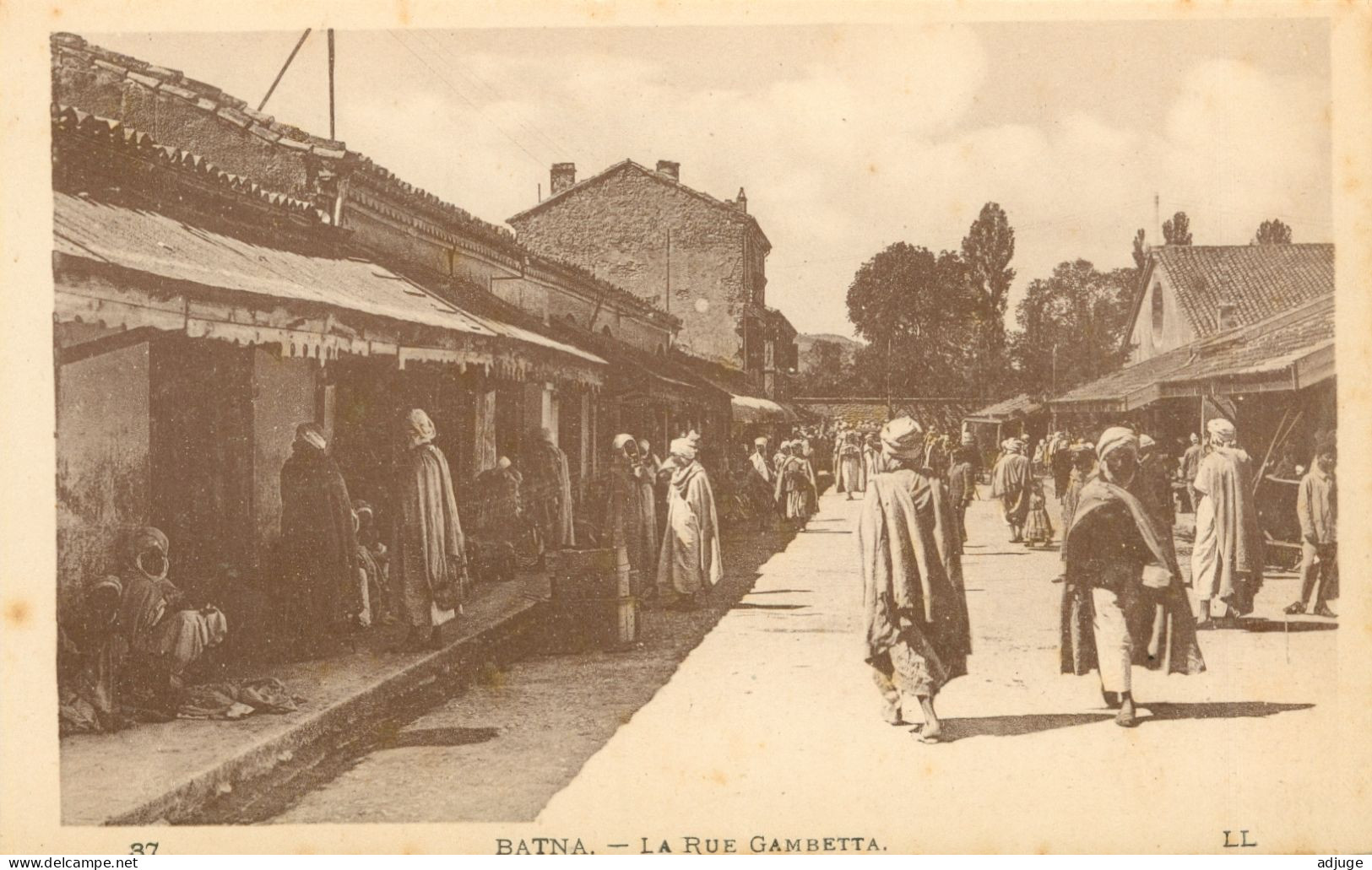 CPA - Algérie - BATNA - La Rue Gambetta- Ref. LL N° 37 _ J. Bernard Papeterie Tabacs BATNA * 2 Scans - Batna