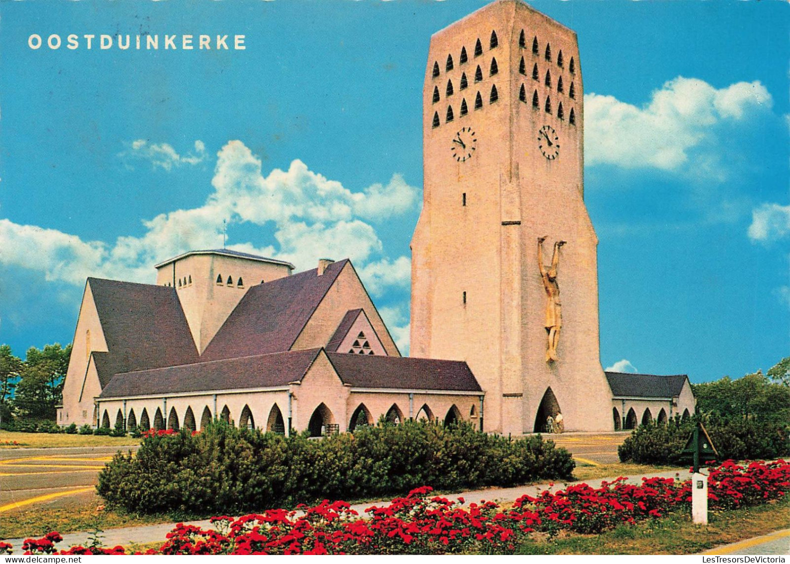 BELGIQUE - Oostduinkerke - Vue Générale De L'église St Nicolas - Colorisé - Carte Postale - Oostduinkerke