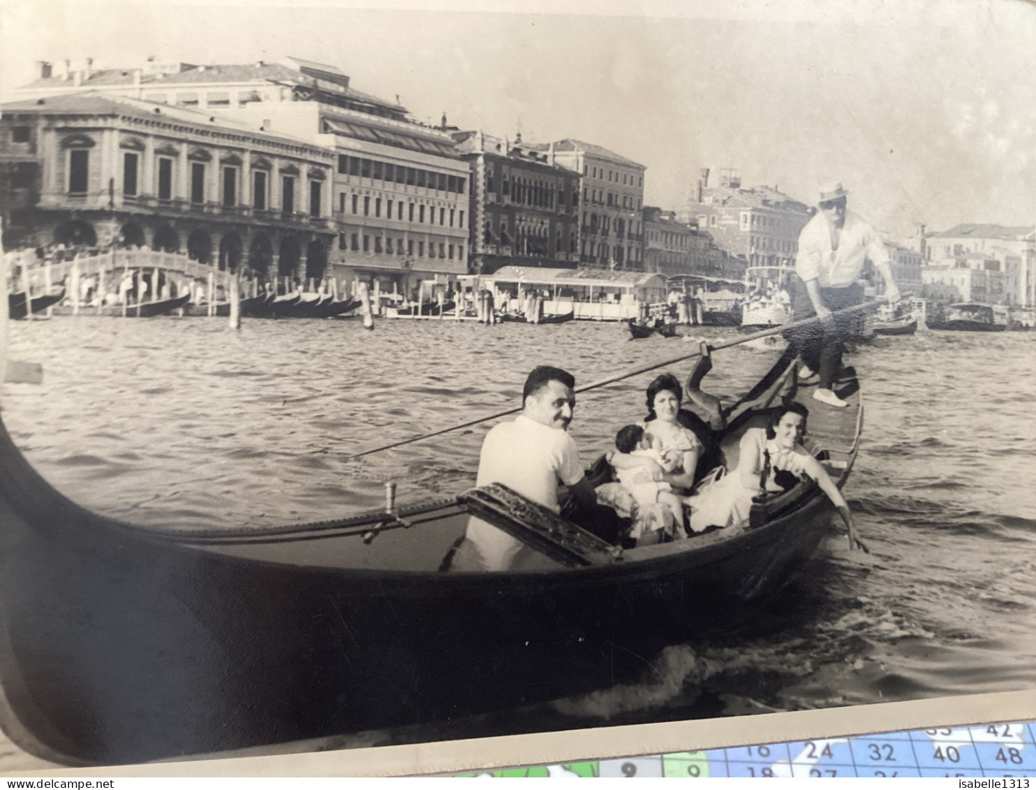 Photo Snapshot 1940 Photo, Noir Et Blanc, Homme Femme, Enfants Sur Une Gondole à Venise Commerce, Magasin, Magasin - Objects