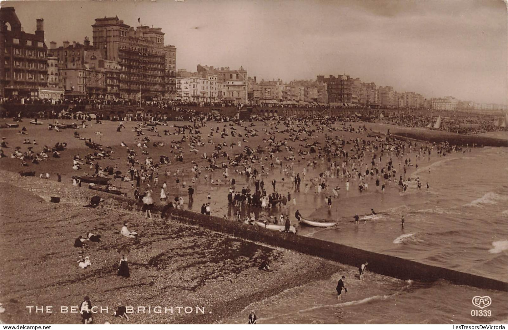 ROYAUME-UNI - The Beach - Brighton - Vue Générale - Vue Sur Une Plage - Animé - Carte Postale Ancienne - Brighton