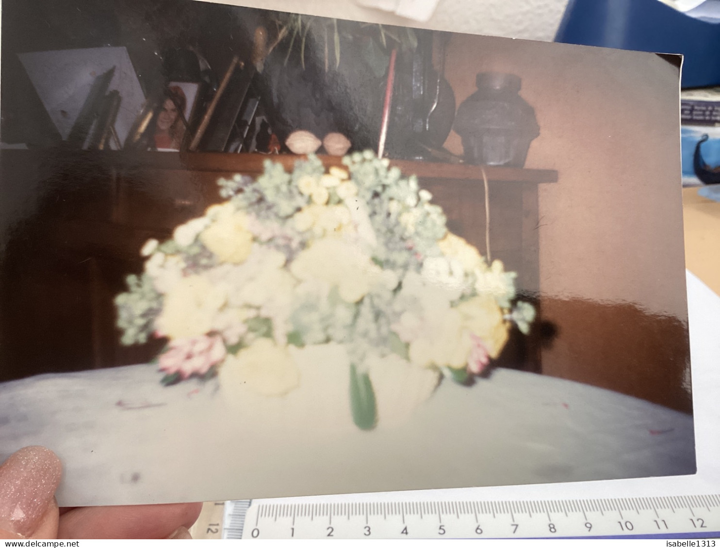 Photo Snapshot 1990' Photo Couleur Bouquet De Fleurs Sur Une Table Derrière Bibelots. Cadre Photo, Livre, Vase, Fleurs P - Objetos