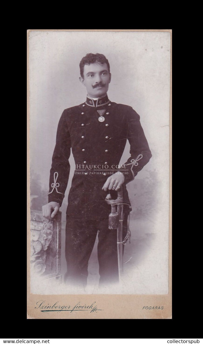 FOGARAS 1900. Ca. Szinberger : " A Fogarasi örsparancsnok"  Gyalogsági Hadnagy Jubileumi Udvari Emlékéremmel Cabinet Fot - Antiche (ante 1900)