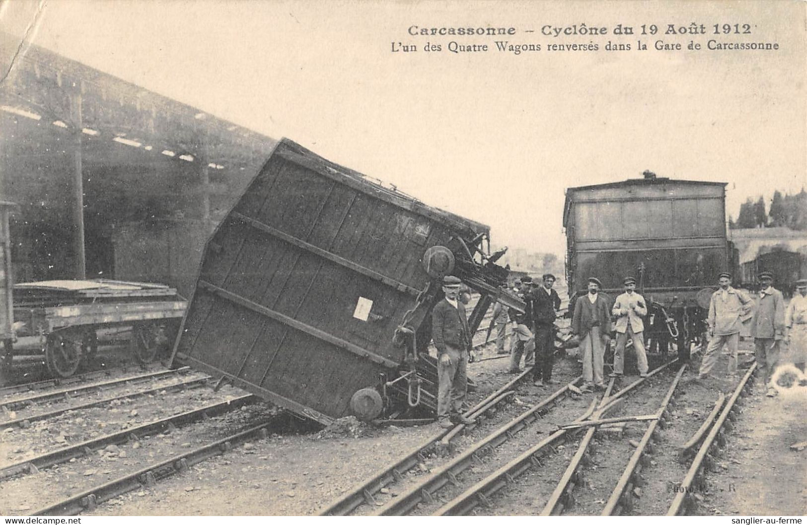 CPA 11 CARCASSONNE / CYCLONE DU 19 AOUT 1912 / L'UN DES 4 WAGONS RENVERSES DANS LA GARE DE CARCASSONNE / TRAIN - Carcassonne
