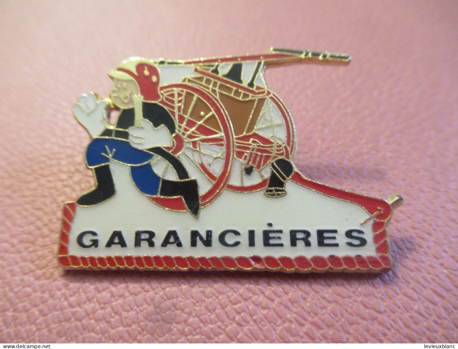 Insigne Sapeurs-Pompiers/commune De Garancières/Yvelines / Ile De France/Vers 1980-1990           INS222 - Pompiers