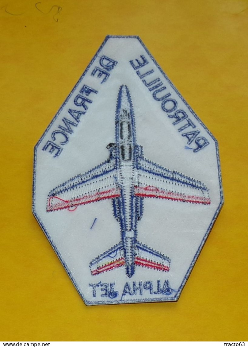 TISSU PATCH :   PATROUILLE DE FRANCE AVEC ALPHA JET   , DIAMETRE 9 CM , BON ETAT VOIR PHOTOS . POUR TOUT RENSEIGNEMENT M - Ecussons Tissu