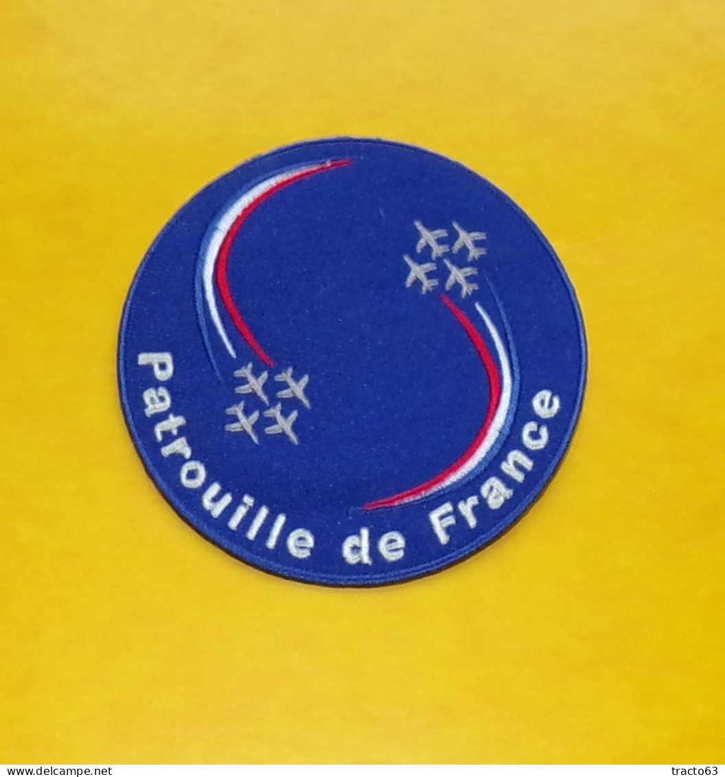 TISSU PATCH :  PATROUILLE DE FRANCE , VOLTIGE  , DIAMETRE 9 CM , BON ETAT VOIR PHOTOS . POUR TOUT RENSEIGNEMENT ME CONTA - Patches