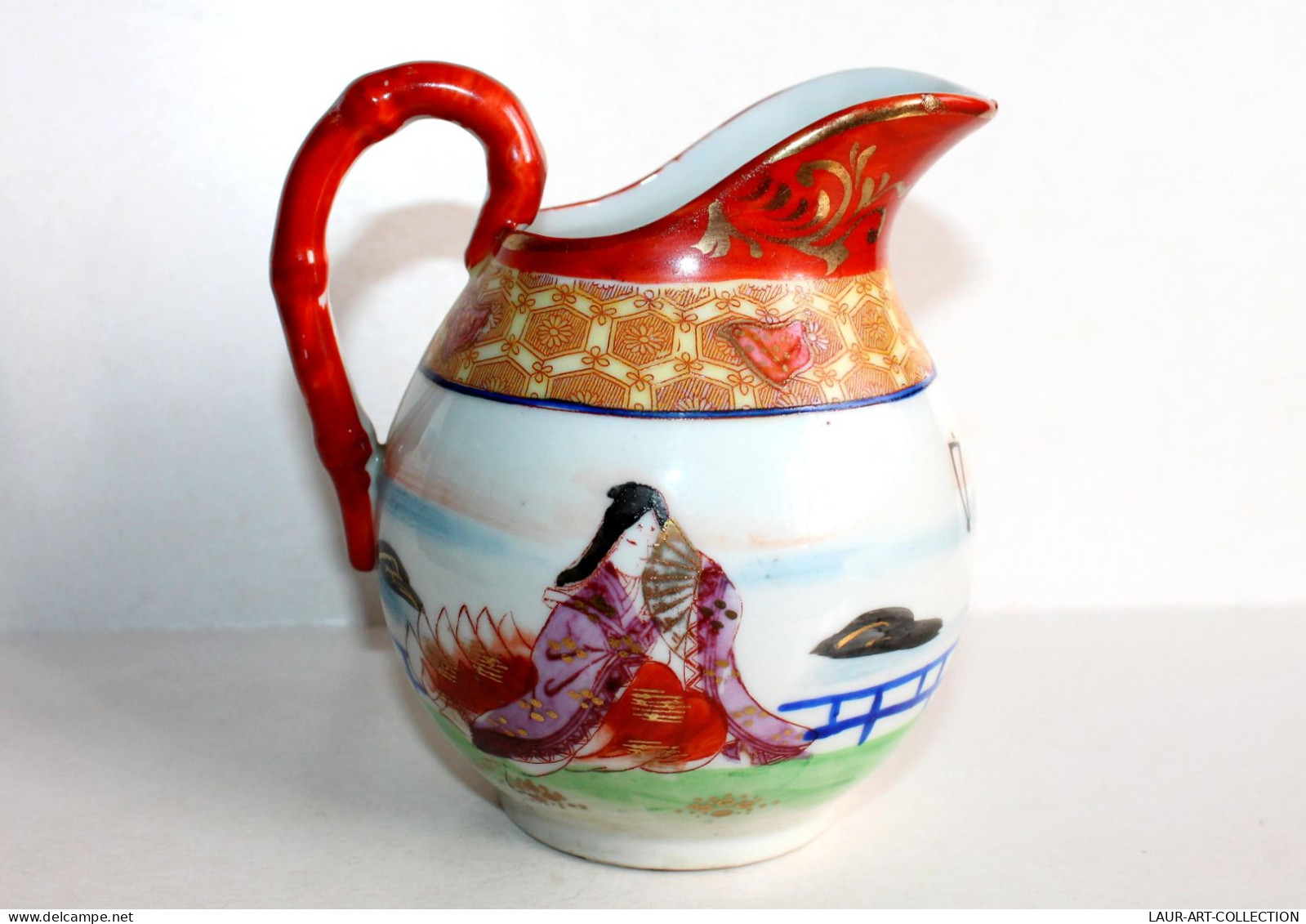 JAPON JOLIE CARAFE PICHET CRUCHE BROC En PORCELAINE DECOR COUPLE PEINT MAIN XIXe / ART DE LA TABLE ASIATIQUE (0603.24) - Arte Asiático