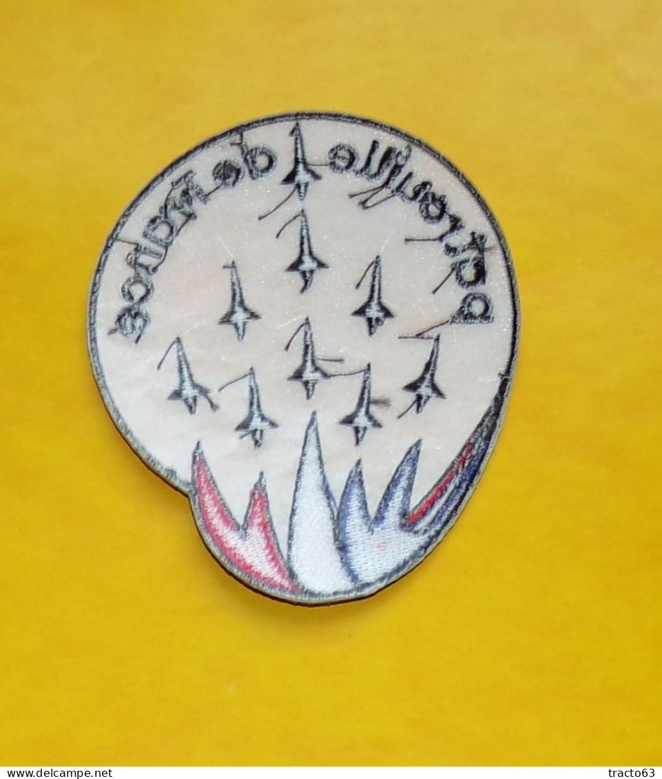 TISSU PATCH : PATROUILLE DE FRANCE  , DIAMETRE 9 CM , BON ETAT VOIR PHOTO . POUR TOUT RENSEIGNEMENT ME CONTACTER. REGARD - Patches