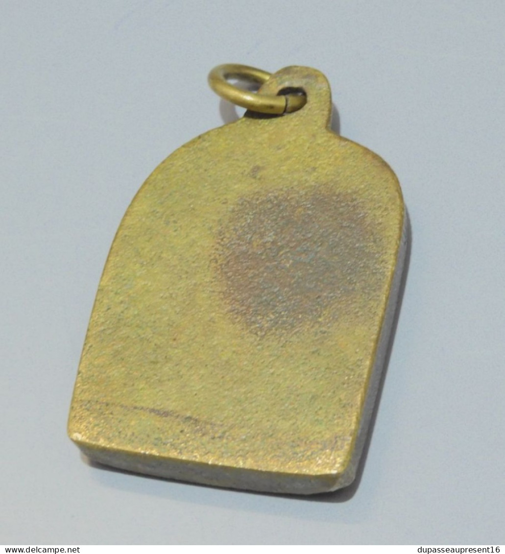 -ANCIEN PENDENTIF MODERNISTE BRONZE/LAITON EMAIL VISAGE du CHRIST? BIJOU    E