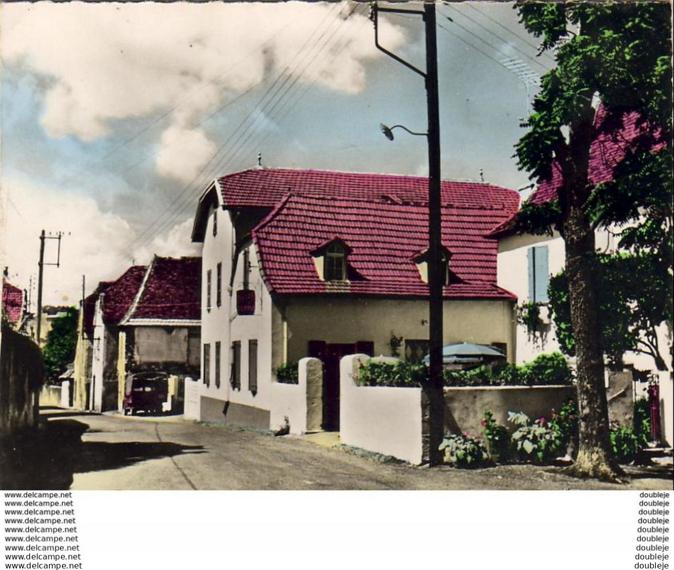 D64  ARTHEZ DE BEARN  La Rue Principale Et L'Hôtel Du Temple   ..... - Bearn