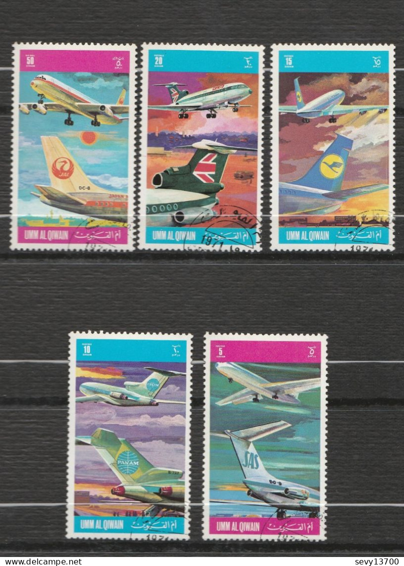 Umm Al Qiwain Feuillet De 16 Timbres Petits Format Et 5 Timbres Les Avions - Umm Al-Qiwain