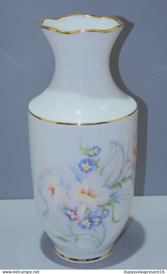 -VASE PORCELAINE De LIMOGES Signé DELAGE BOUQUET DE FLEURS Couleurs Pastels    E - Vasen