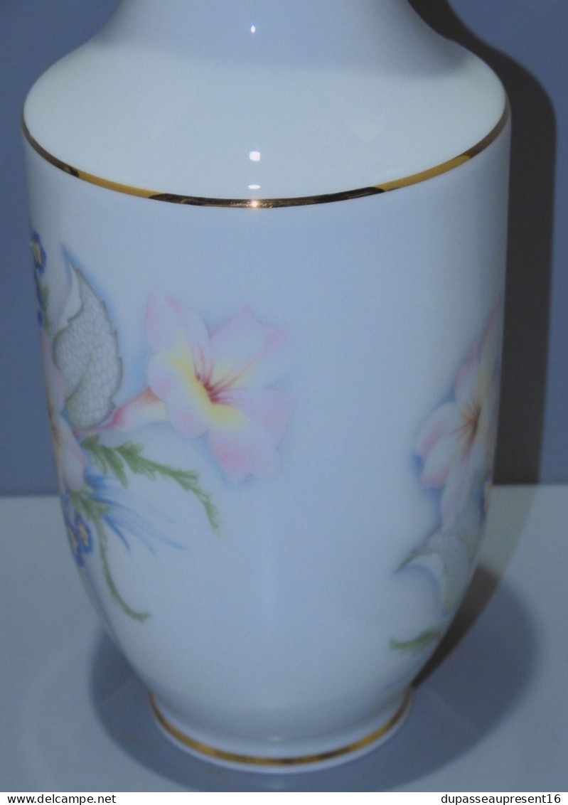 -VASE PORCELAINE de LIMOGES signé DELAGE BOUQUET DE FLEURS couleurs pastels    E