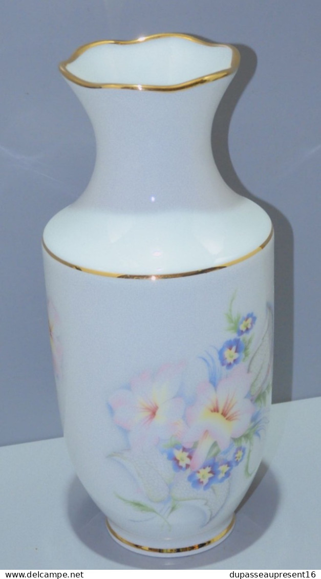 -VASE PORCELAINE de LIMOGES signé DELAGE BOUQUET DE FLEURS couleurs pastels    E