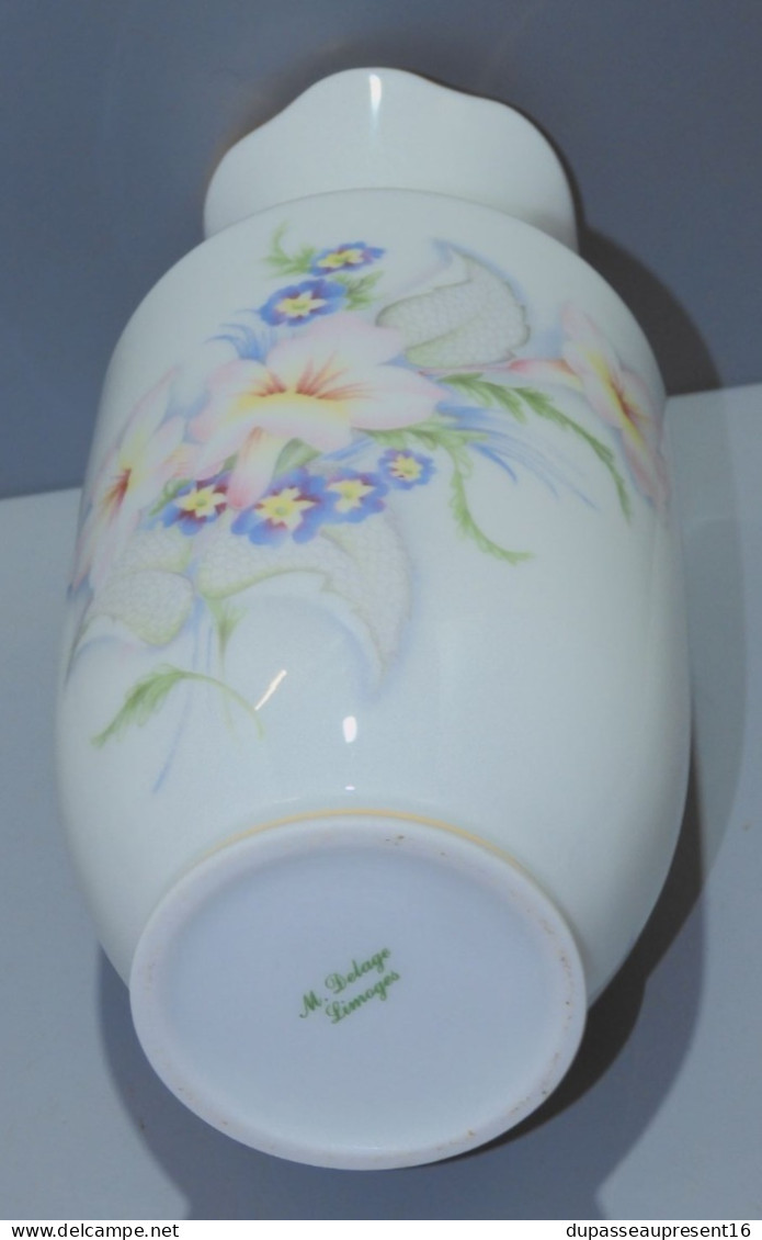 -VASE PORCELAINE de LIMOGES signé DELAGE BOUQUET DE FLEURS couleurs pastels    E