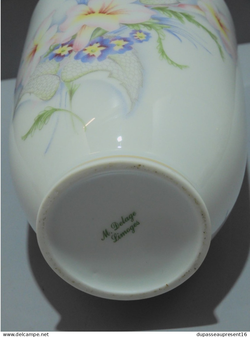 -VASE PORCELAINE de LIMOGES signé DELAGE BOUQUET DE FLEURS couleurs pastels    E