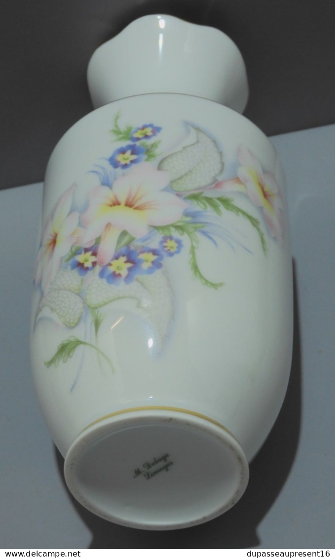 -VASE PORCELAINE de LIMOGES signé DELAGE BOUQUET DE FLEURS couleurs pastels    E