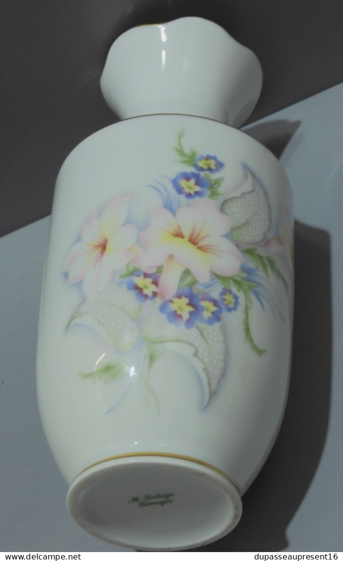 -VASE PORCELAINE de LIMOGES signé DELAGE BOUQUET DE FLEURS couleurs pastels    E