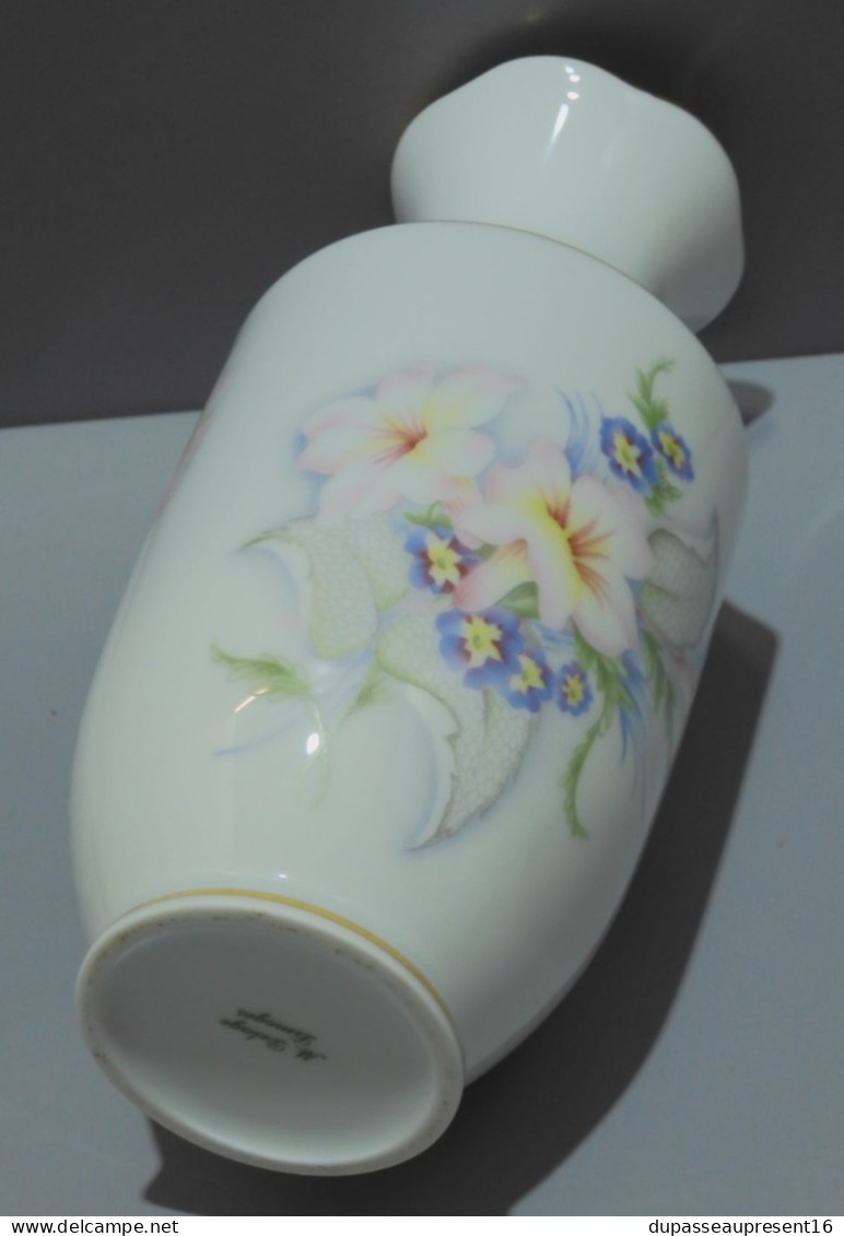 -VASE PORCELAINE de LIMOGES signé DELAGE BOUQUET DE FLEURS couleurs pastels    E