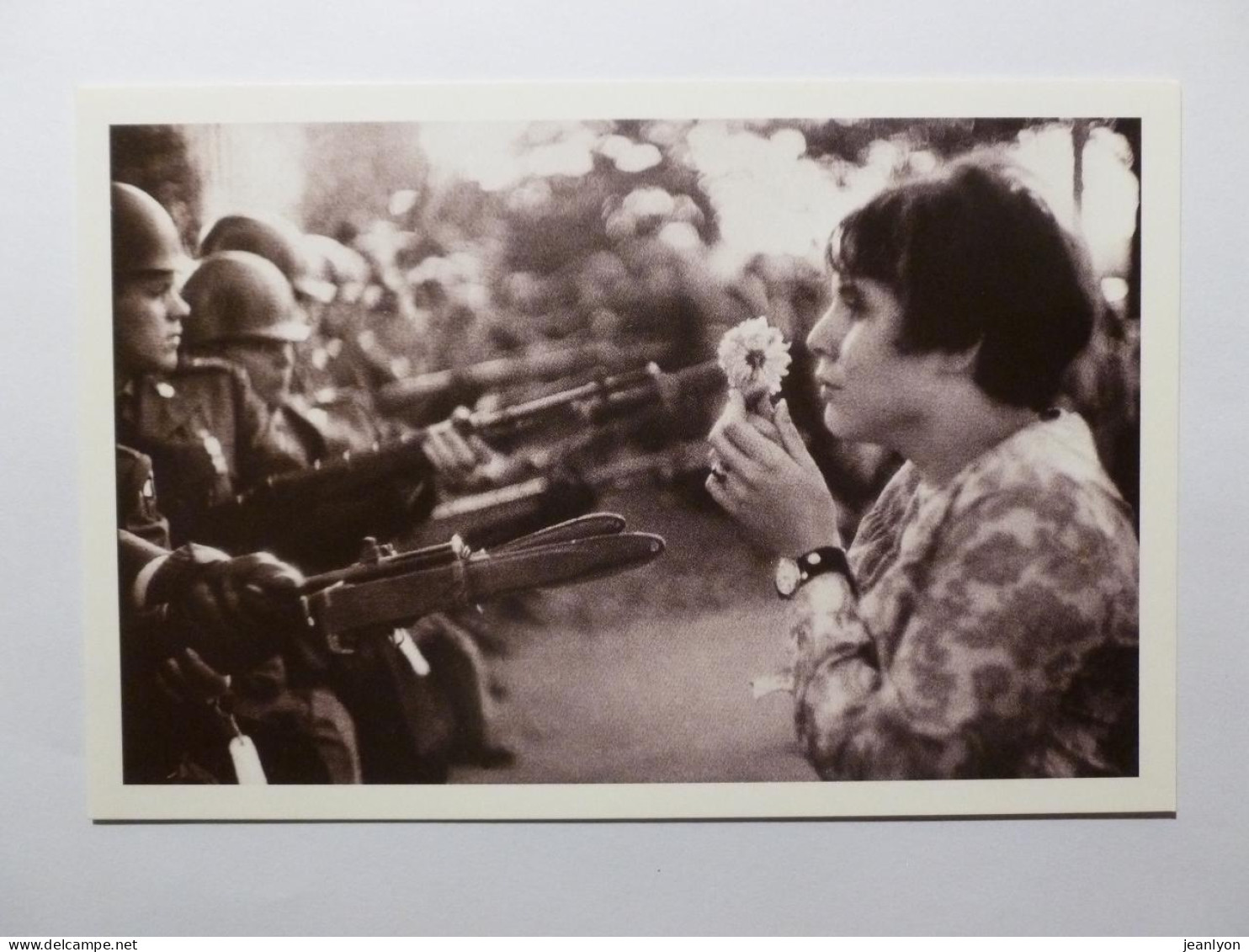 MANIFESTATION CONTRE GUERRE VIETNAM 1967 - Femme Face Armes - Carte Moderne Reproduisant Photo Marc Riboud - Demonstrationen