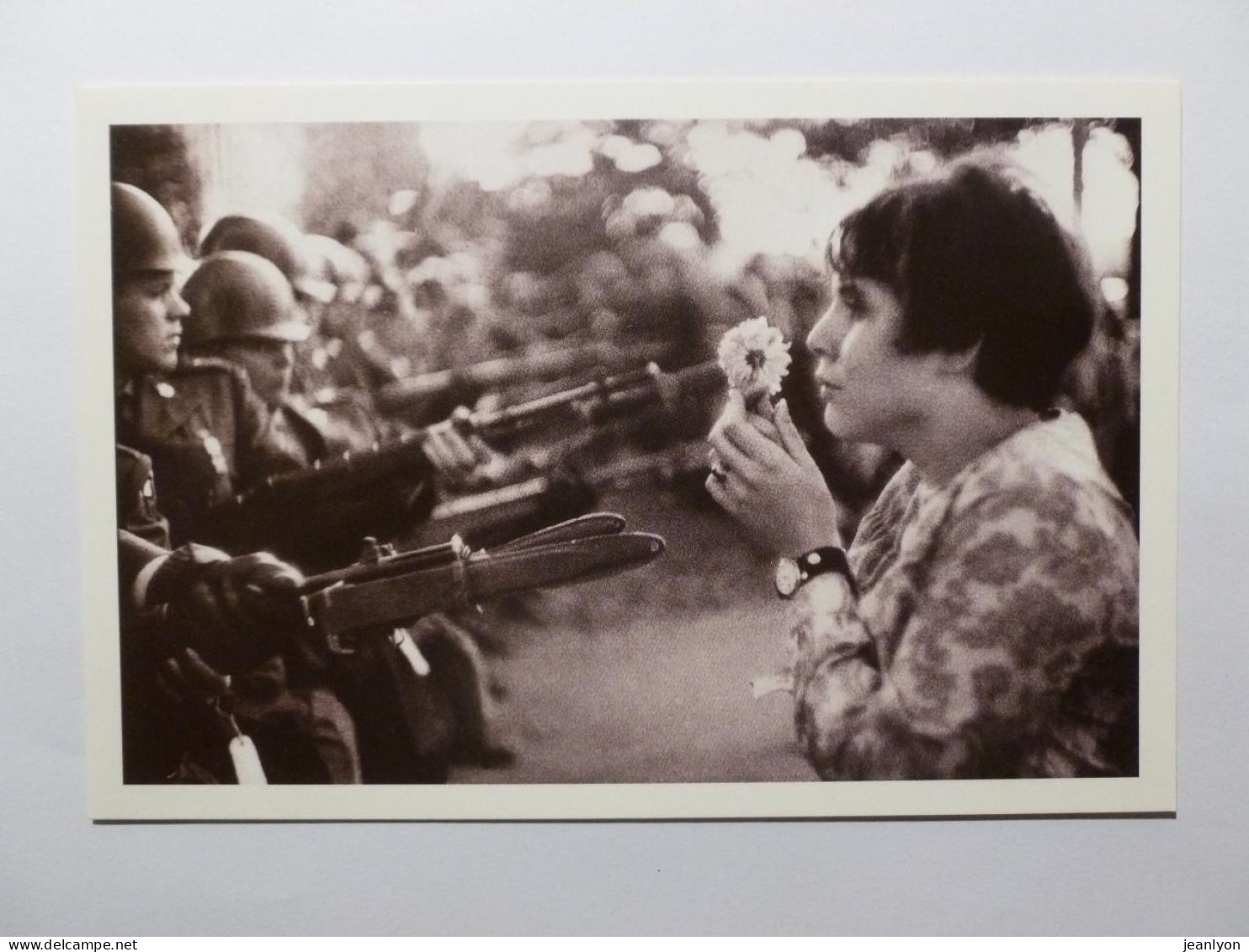 MANIFESTATION CONTRE GUERRE VIETNAM 1967 - Femme Face Armes - Carte Moderne Reproduisant Photo Marc Riboud - Betogingen