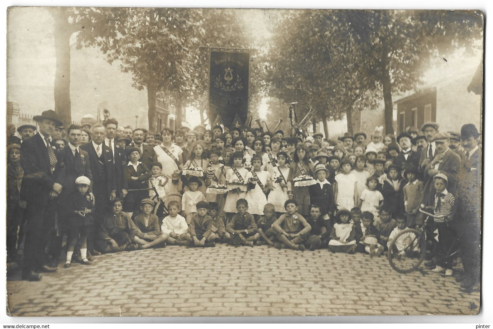 BOBIGNY - Groupe De Personnes De La Musique Municipale De Bobigny - CARTE PHOTO - Bobigny