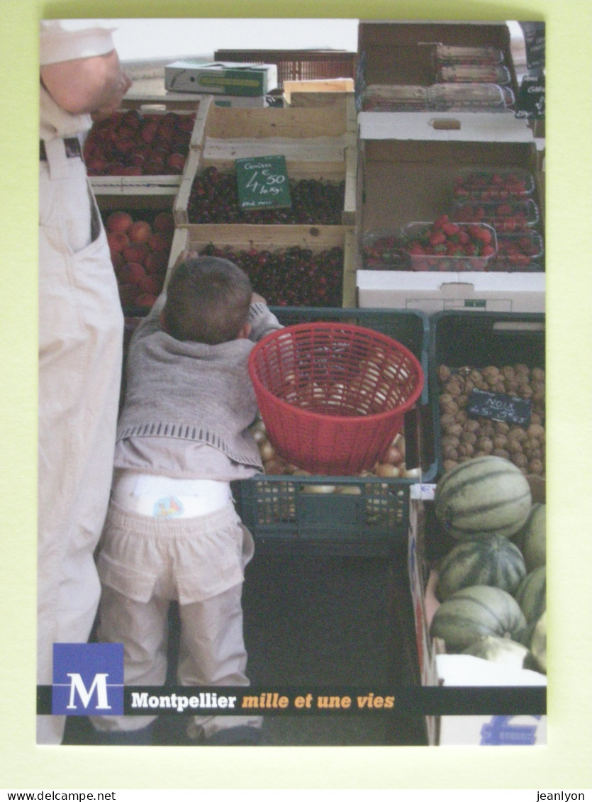 MARCHE ALIMENTAIRE - FRUITS - Enfant Devant étal Du Commerçant : Cerise / Fraise / Noix - Carte Publicitaire Montpellier - Marktplaatsen