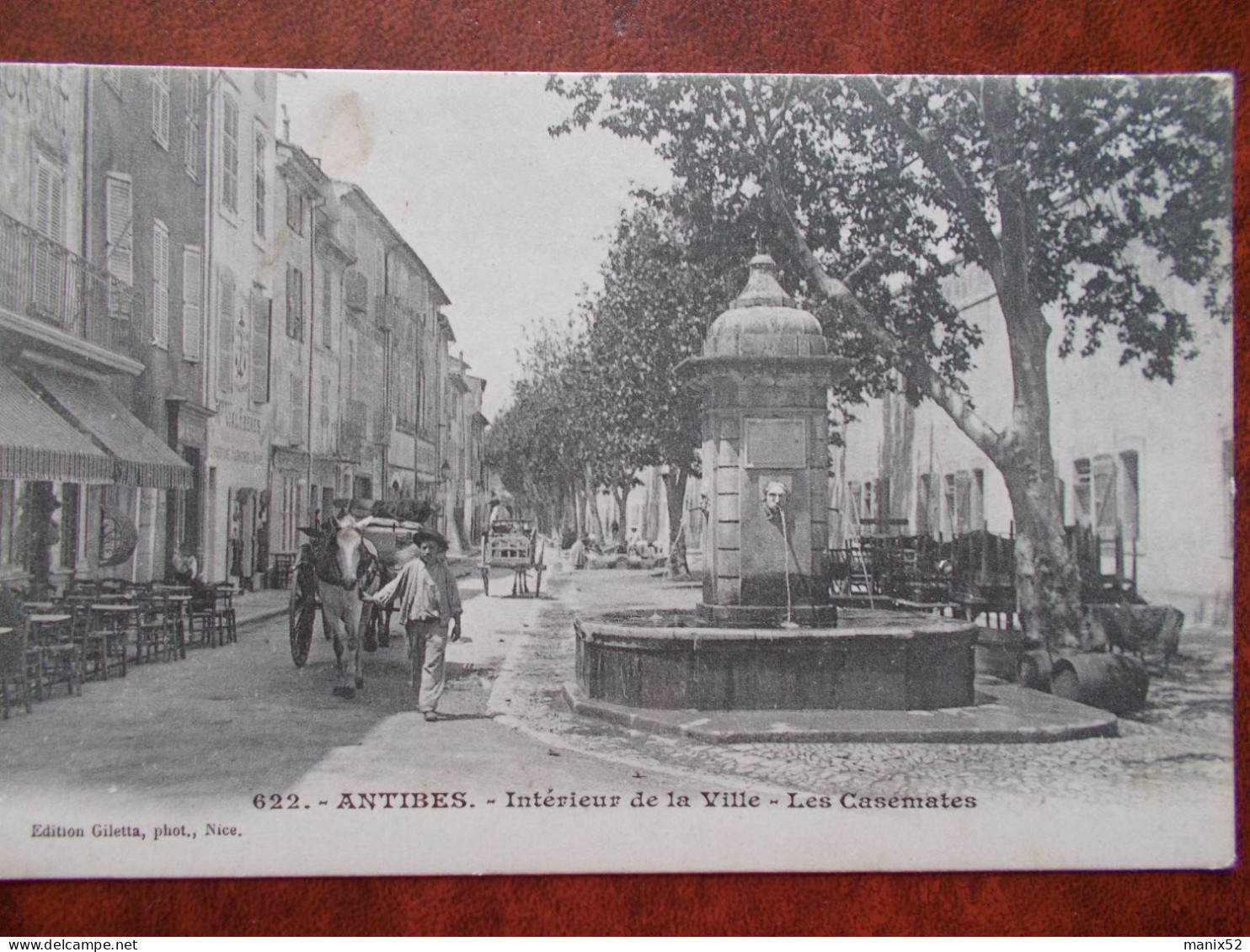 06 - ANTIBES - Intérieur De La Ville - Les Casemates. (Attelage / Terrasse De Café / Fontaine) - Antibes - Old Town
