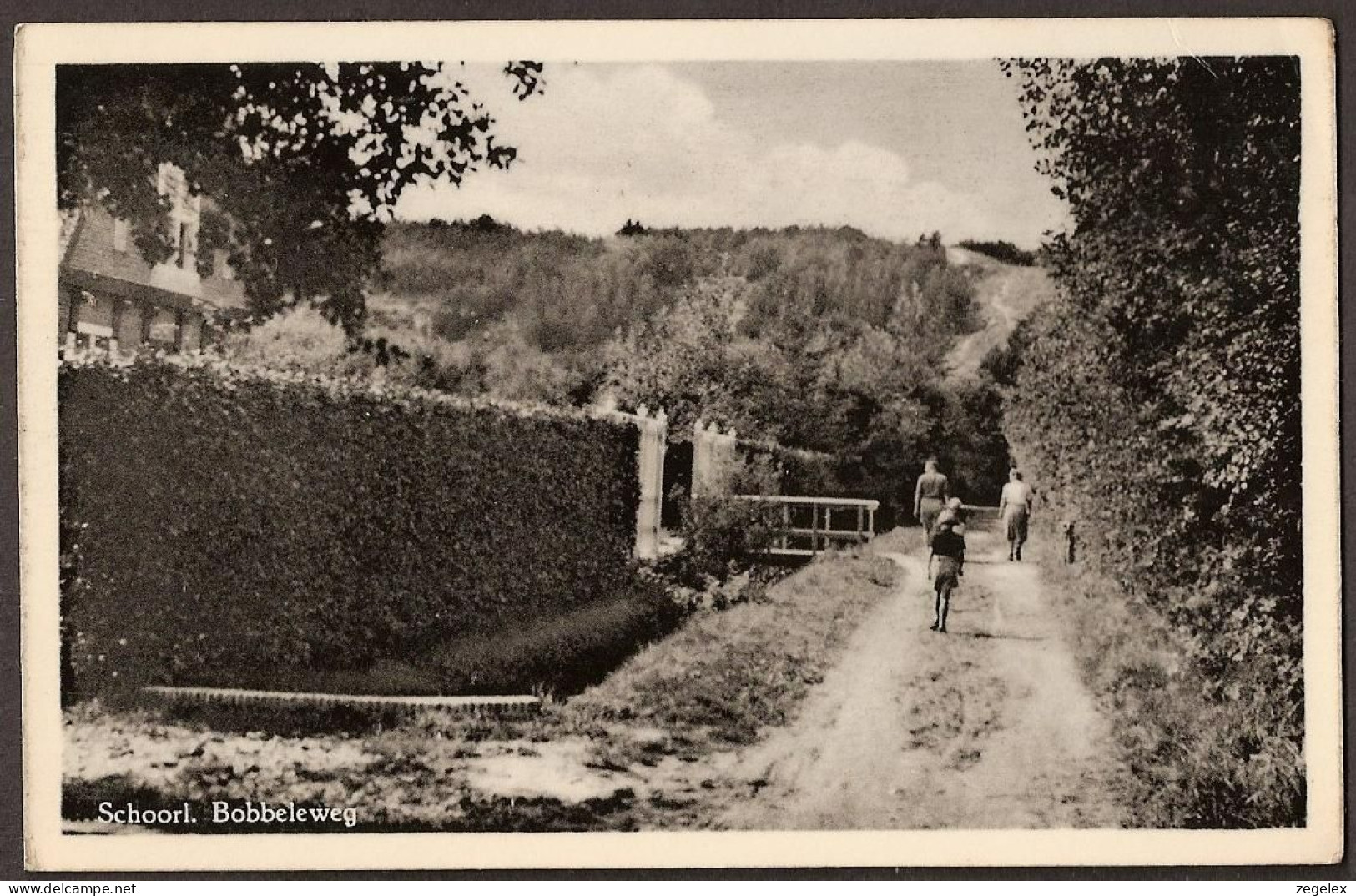 Schoorl - Bobbeleweg Met Wandelaars - 1956 - Schoorl