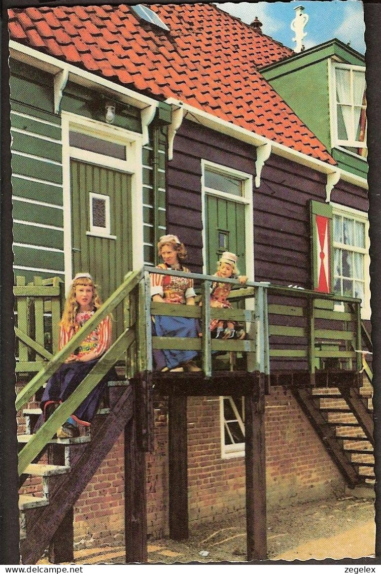 Marken - Meisjes In Klederdracht Bij Huis - Stempel 1961 - Marken