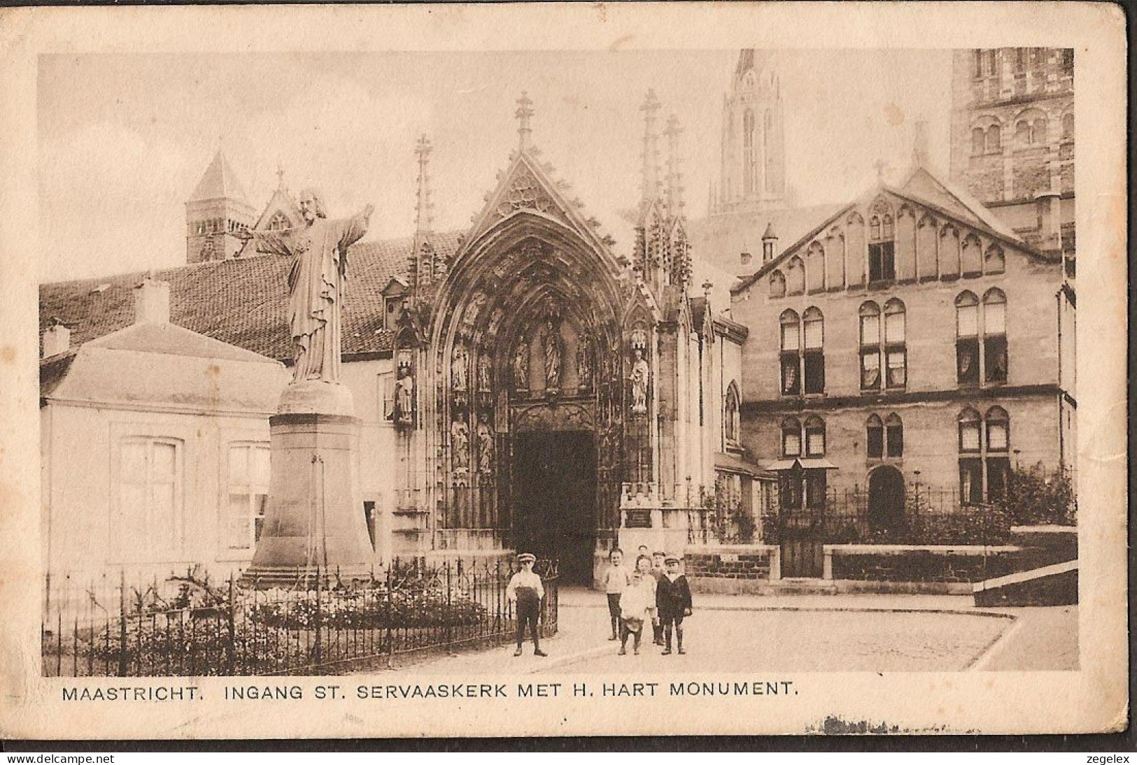 Maastricht - Groepje Kinderen Bij De Ingang St Servaaskerk Met H. Hart Monument. 1927 - Geanimeerd - Maastricht