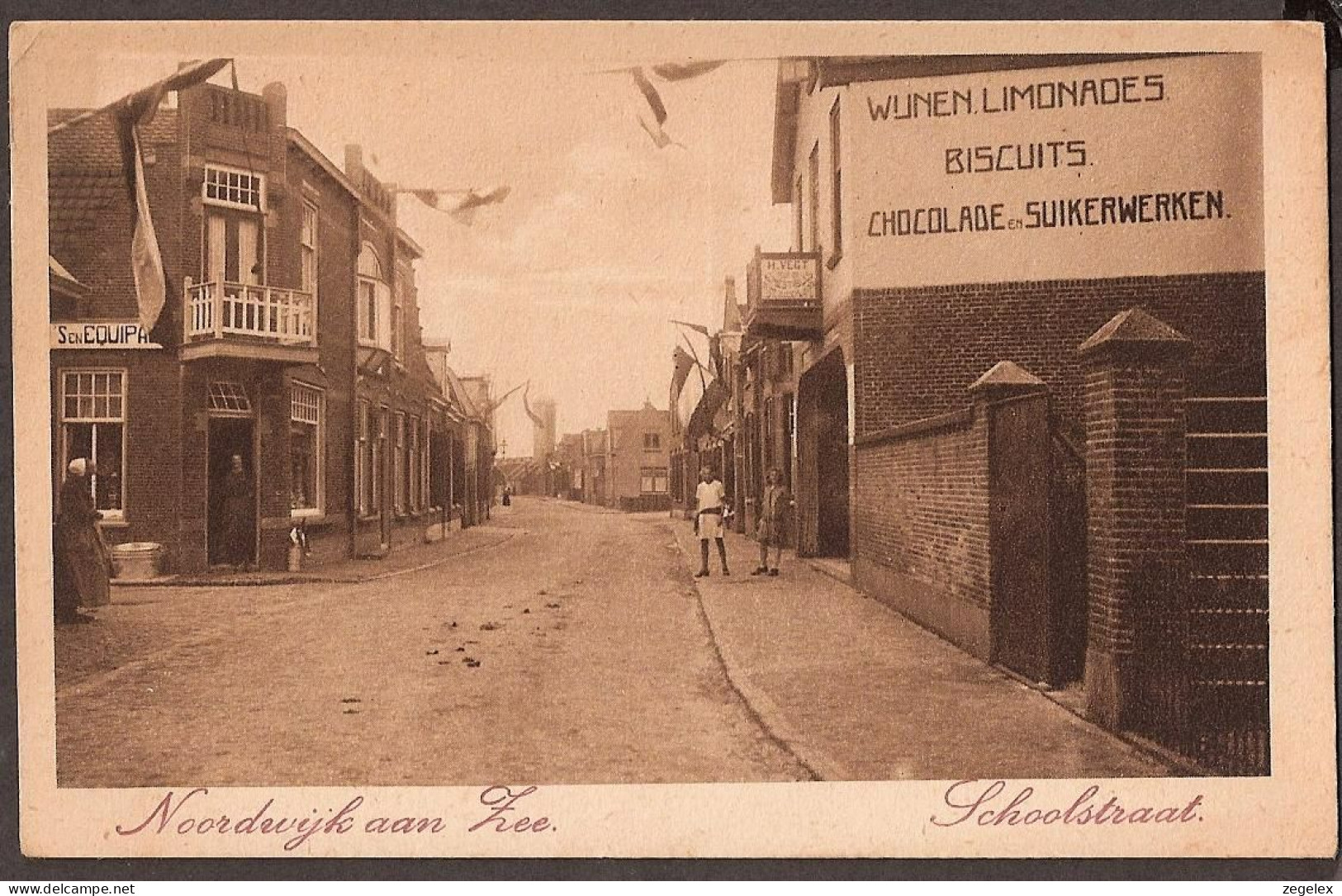 Noordwijk Aan Zee - Straatbeeld Schoolstraat Met Bewoners (vrouw In Klederdracht) - 1945 Bevrijdingsdag? - Noordwijk (aan Zee)