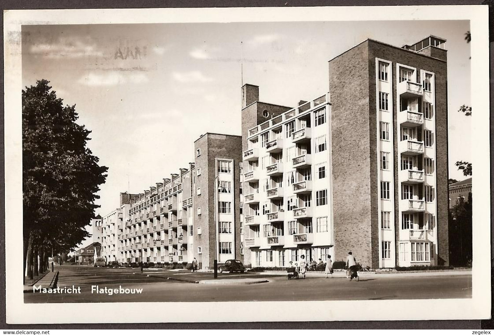 Maastricht - Flatgebouw Met Straatbeeld - Maastricht