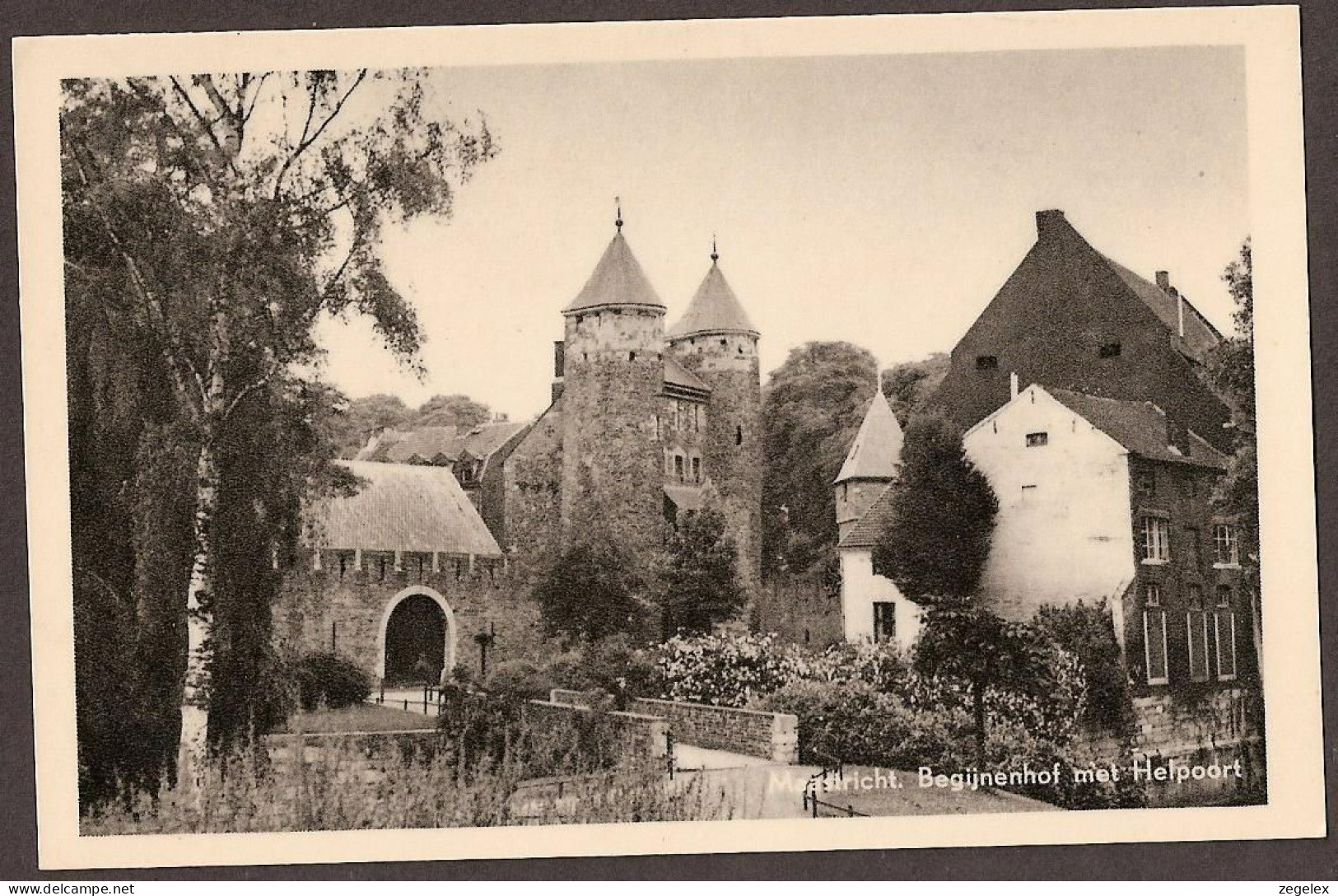 Maastricht - Begijnenhof Met Helpoort - Maastricht