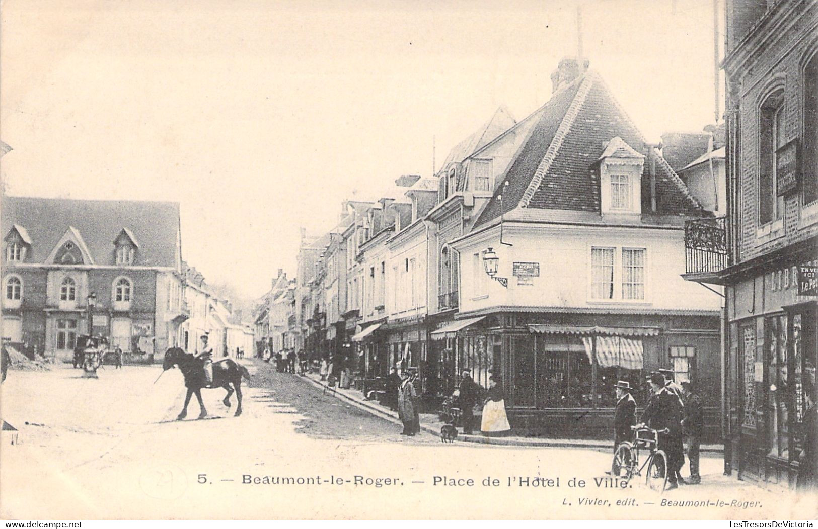 FRANCE - Beaumont Le Roger - Place De L'hotel De Ville -  Animé - Carte Postale Ancienne - Beaumont-le-Roger