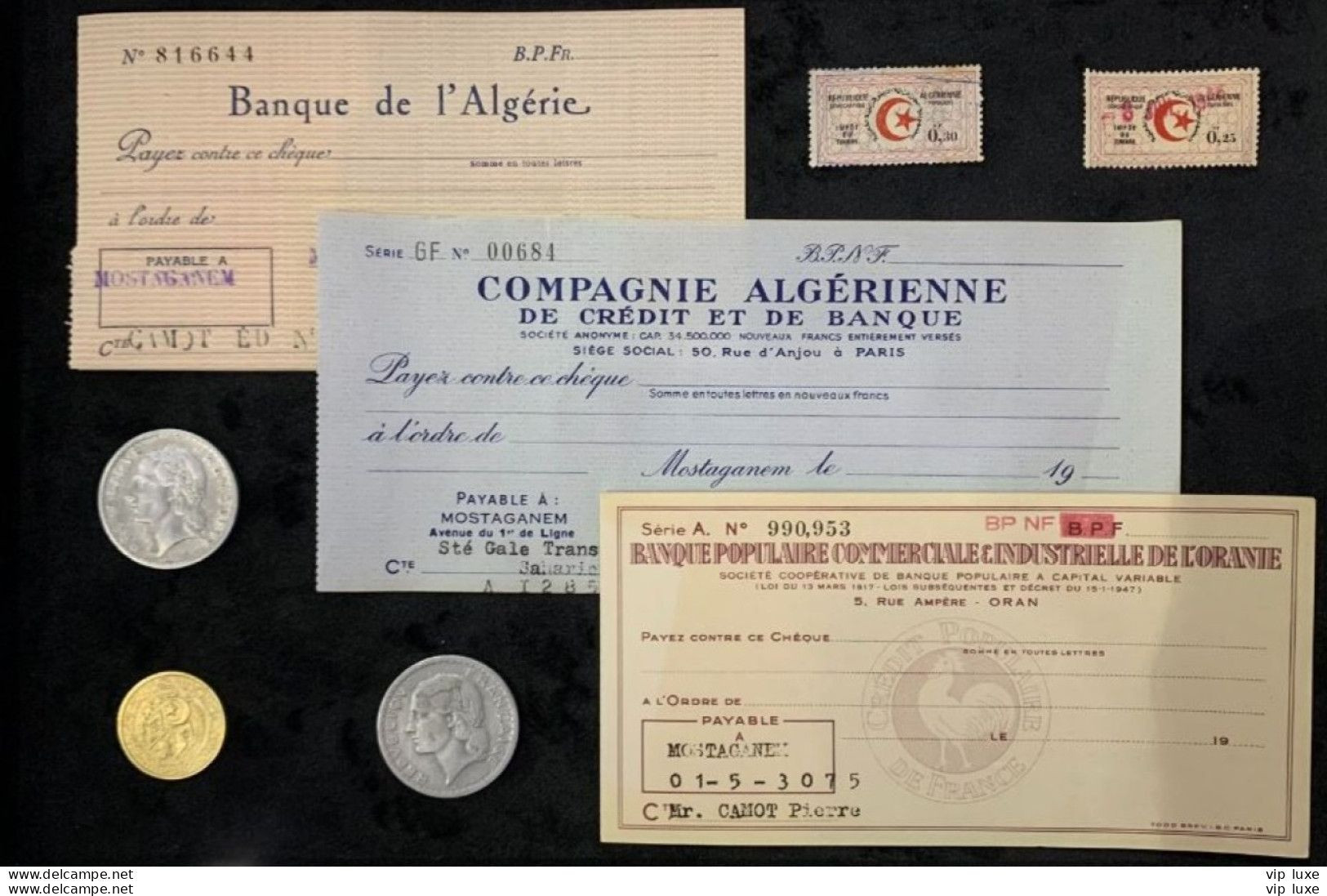 Pack De Chèques Et Monnaie Et Timbres Fiscaux France Algerie Coloniale Et Indépendante - Assegni & Assegni Di Viaggio