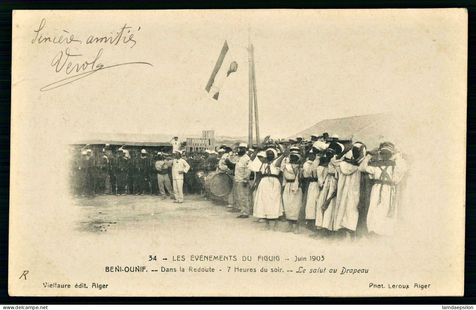 A68  ALGERIE CPA BENI-OUNIF  - DANS LA REDOUTE , LE SALUT AU DRAPEAU - Collections & Lots