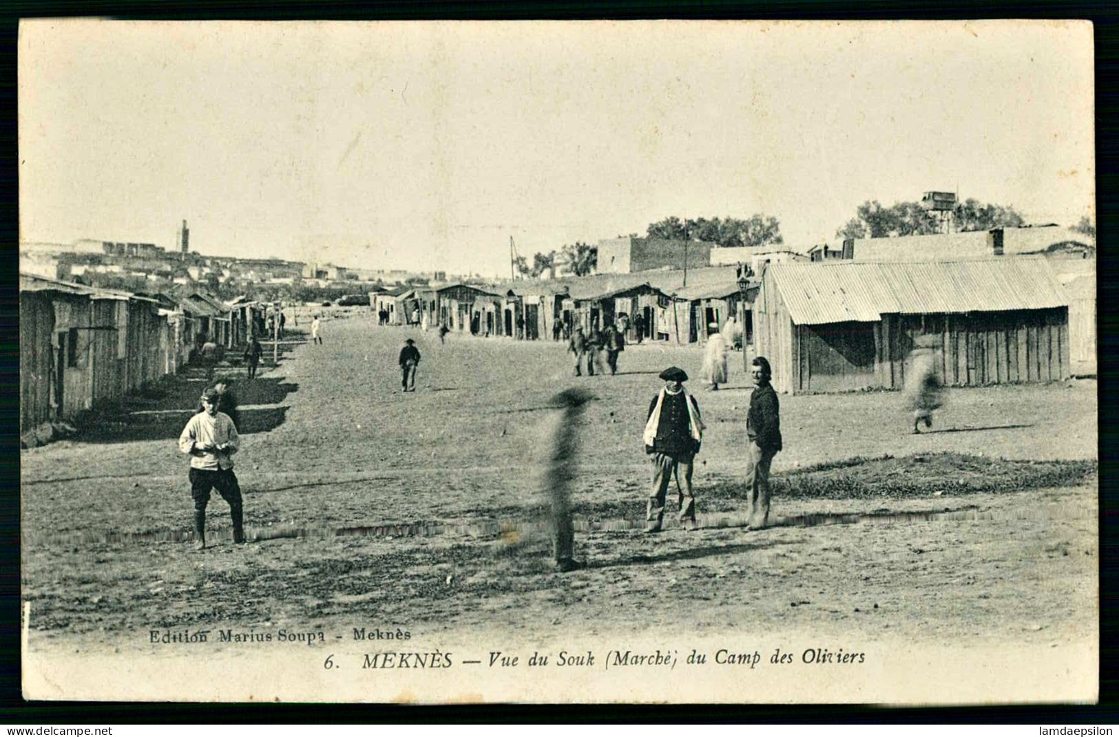 A68  MAROC CPA MEKNES - VUE DU SOUK , DU CAMP DES OLIVIERS - Collections & Lots