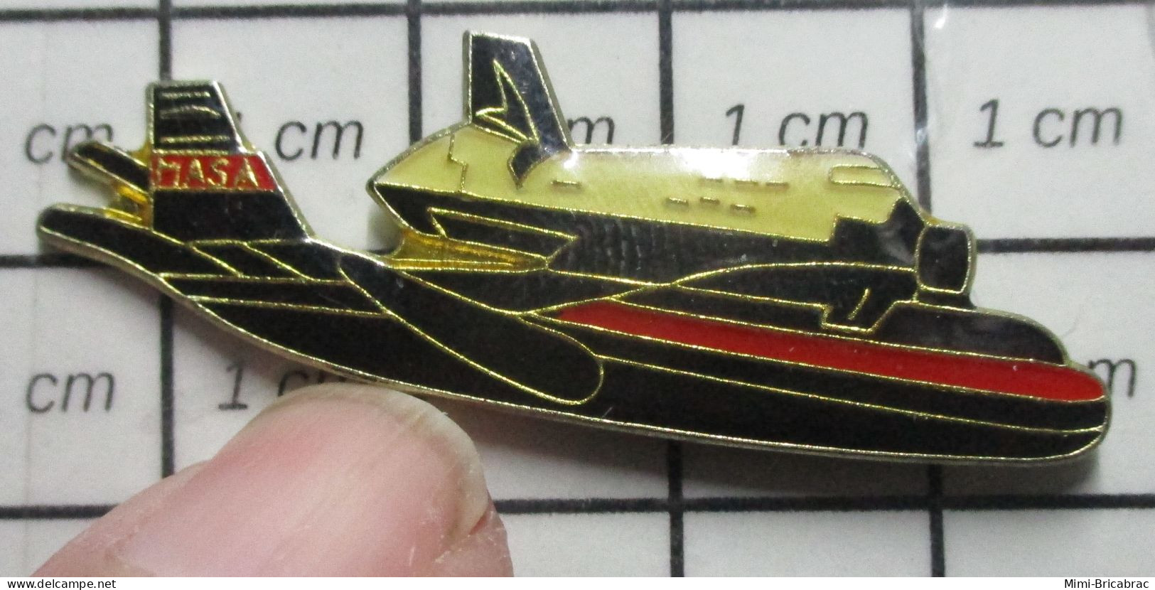 511D Pin's Pins / Beau Et Rare / AVIATION / AVION NASA NAVETTE ET BOEING 747 PORTEUR - Avions