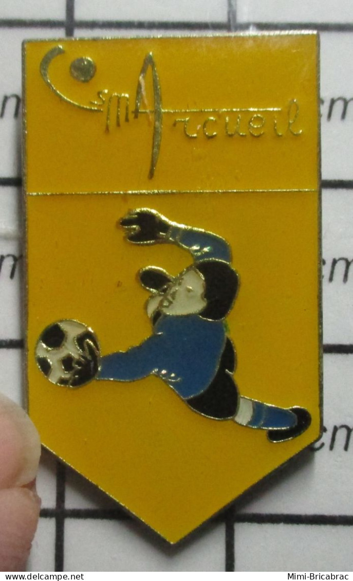 1719 Pin's Pins / Beau Et Rare / SPORTS / CLUB FOOTBALL CSM ARCUEIL Variante Jaune - Football