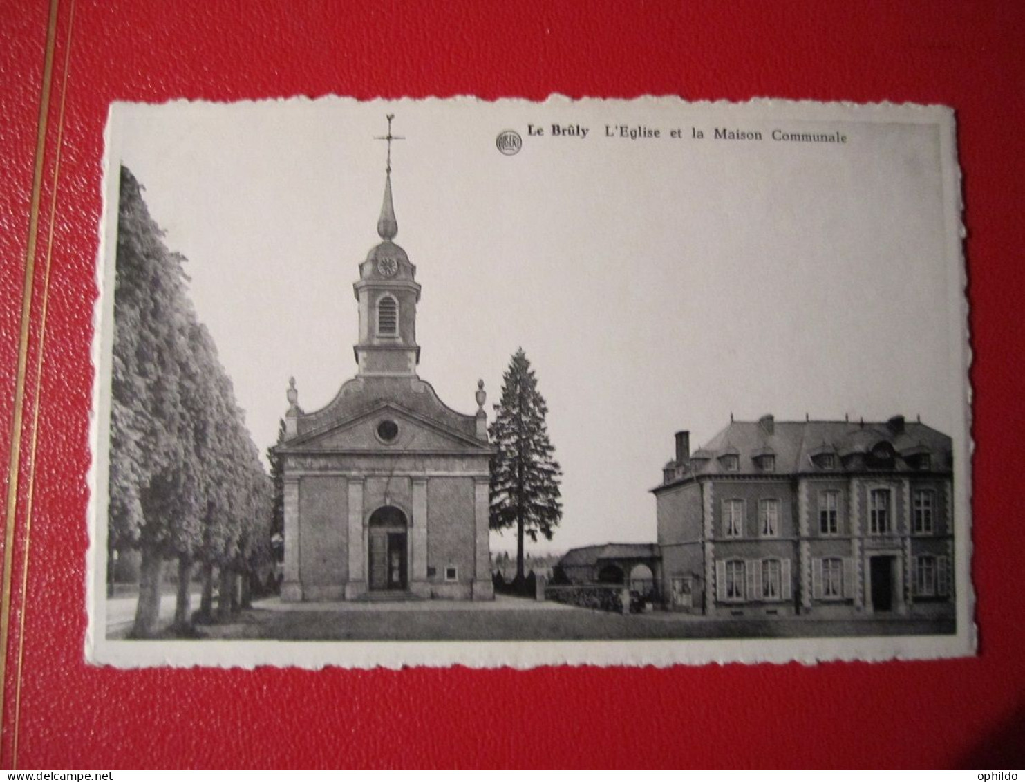 Le Brûly      L'Eglise Et La Maison Communale  - Couvin