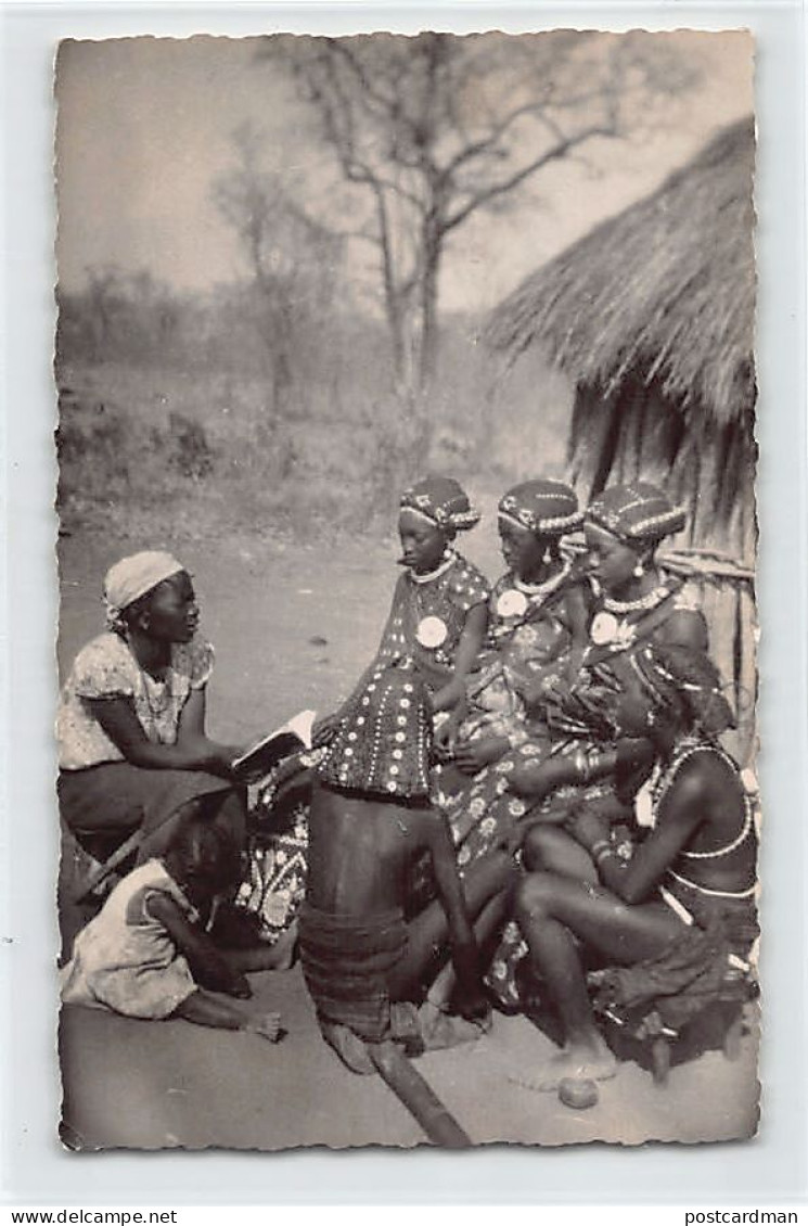Angola - Reading The Gospel To Natives In Southern Angola - REAL PHOTO - Publ. Mission Philafricaine  - Angola