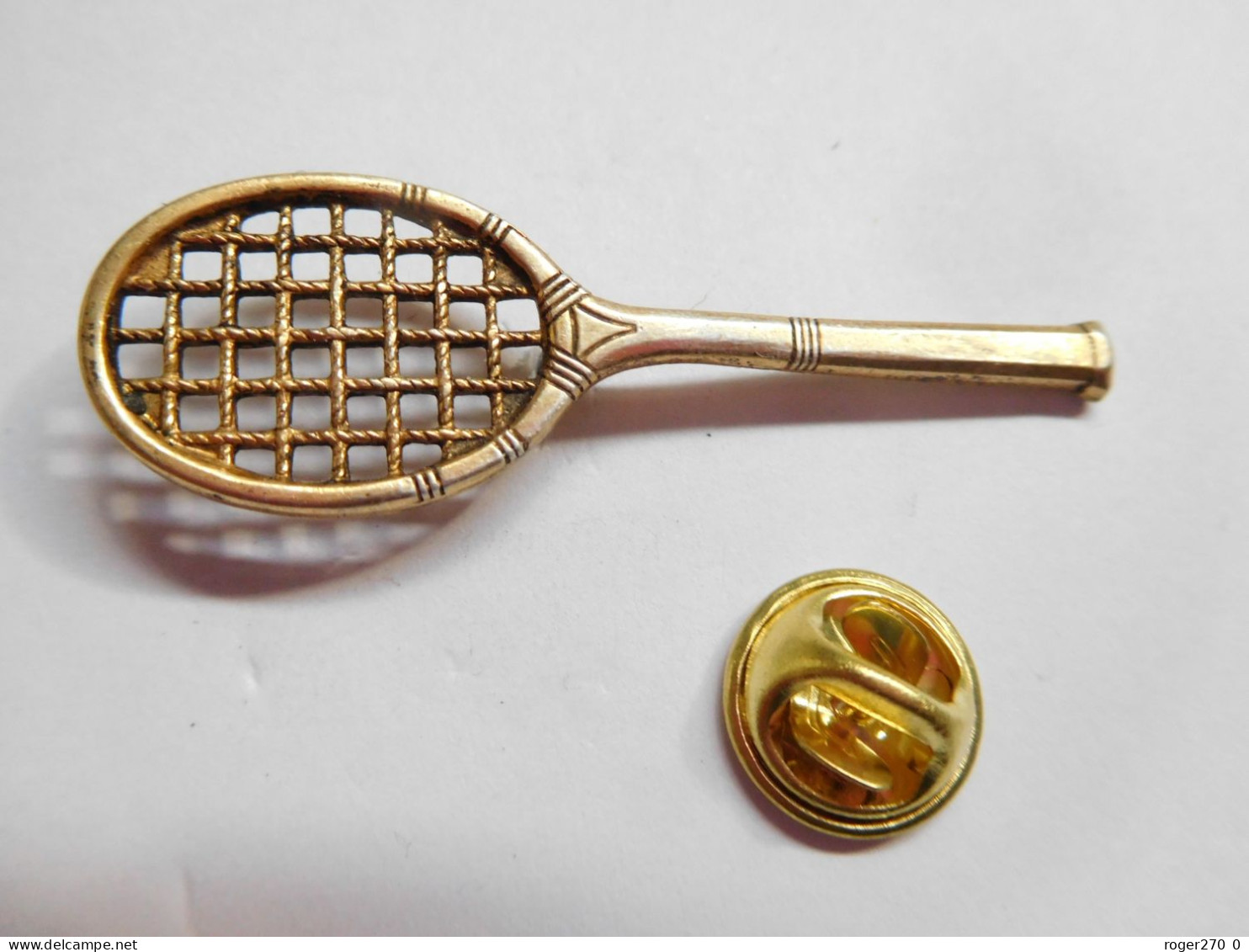 Beau Pin's En Relief , Raquette De Tennis - Tennis